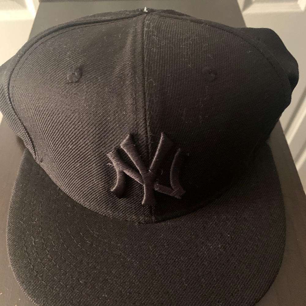 NY Yankee black new era hat size 7 1/8